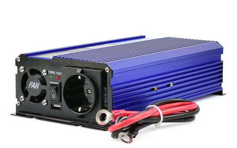 Invertor tensiune GEKO G17012 12V → 230V (500W / 1000W, undă sinusoidală pură)
